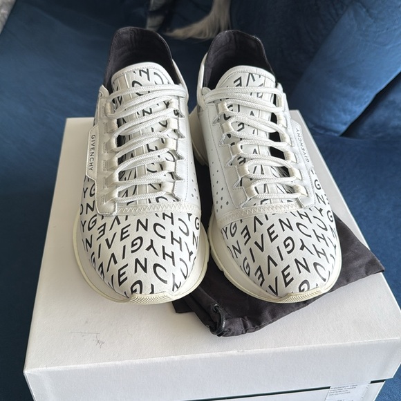 Givenchy White and Black Refracted Logo Spectre Runner
Sneakers Size 44 - Picture 6 of 8